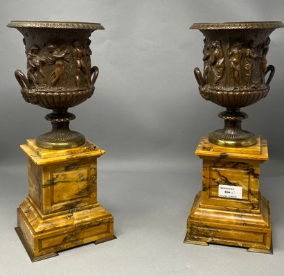 null Paire de petits vases Medicis en laiton, à l'imitation du bronze à décor sculpté...