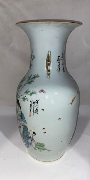 null Vase en porcelaine de Chine à décor de personnages

XXème siècle

Hauteur.:...