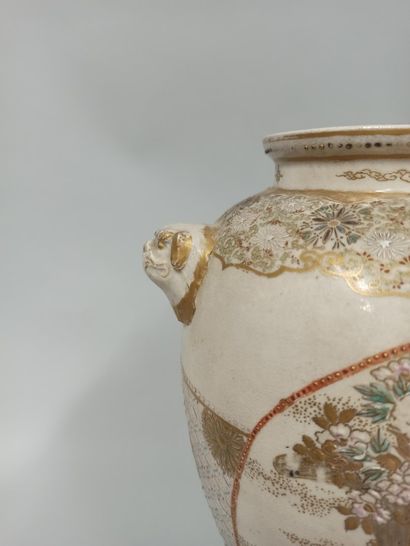 null JAPON, Fours de Satsuma - Début XXe siècle

Paire de vases balustres en faïence...