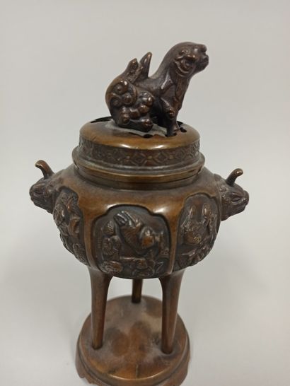 null JAPON, XIXe siècle

Brûle parfum en bronze

Décor d'animaux et poissons dans...