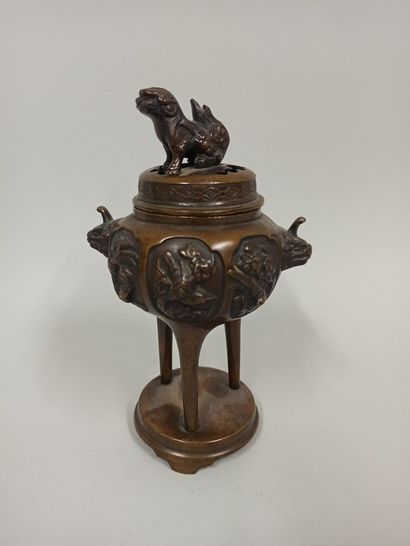 null JAPON, XIXe siècle

Brûle parfum en bronze

Décor d'animaux et poissons dans...