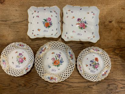 null Ensemble comprenant deux petites assiettes en porcelaine blanche ajourée à décor...