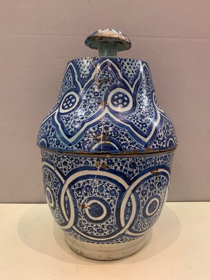 null 
Pot couvert en faïence à décor géomètrique bleu

Maroc, XIXe siècle

H.: 45...