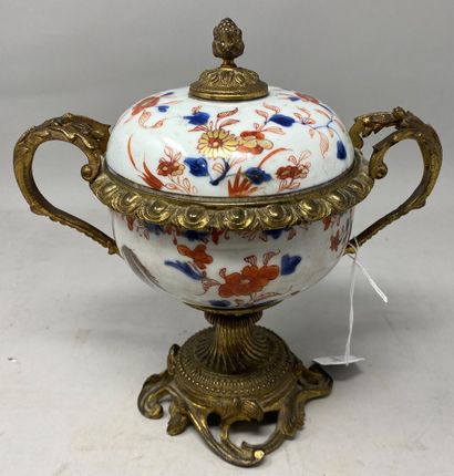 null Imari cup in the Napoleon III style

bronze mounting stylizing a foliage 



23...