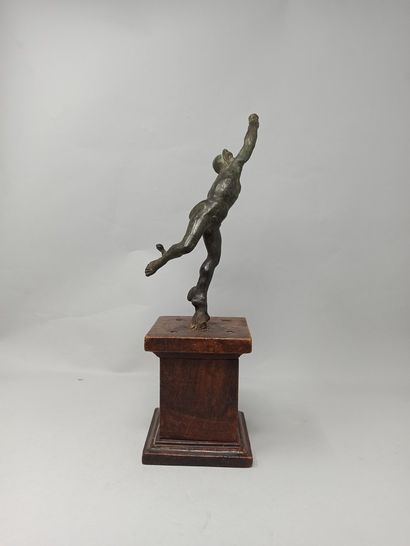 null Sculpture en bronze à patine verte figurant Hermès (oxydations).

D'après l'Antique,...