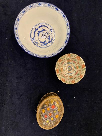 null Lot including two Asian bowls and a music box