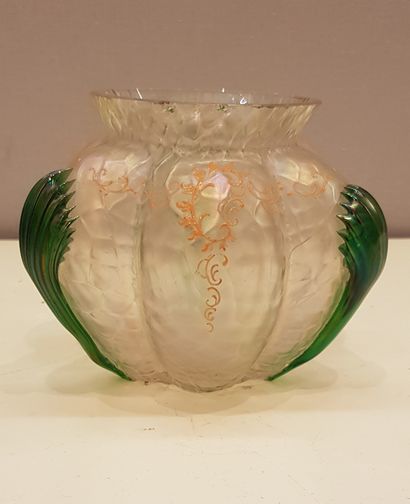 Vase polylobé en verre irisé et soufflé dans...