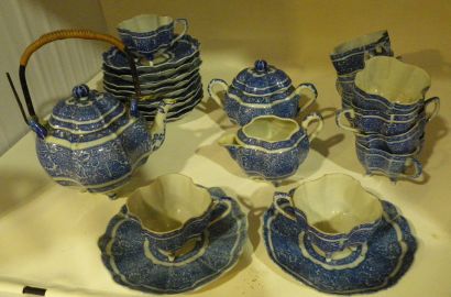 null 
Service à thé en porcelaine composé d'une théière, d'un sucrier, d'un pot à...