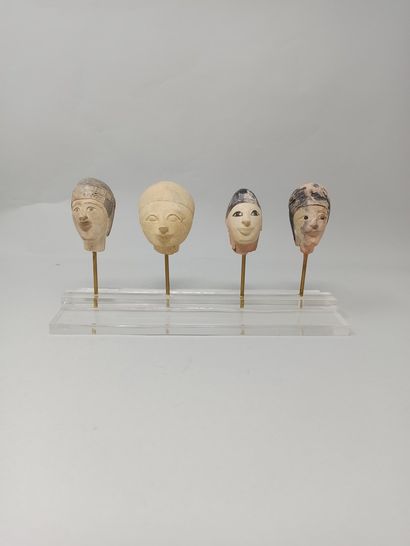 null Suite de cinq copies de têtes égyptiennes en pierre en partie polychromées.

H....