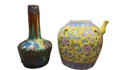 null Lot including :

- Multicolored ceramic vase decorated with butterfly and flowers,...