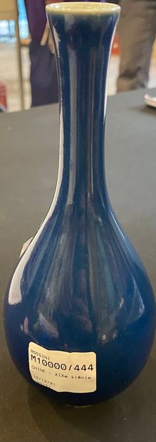 CHINE - XIXe siècle

Petit vase bouteille...