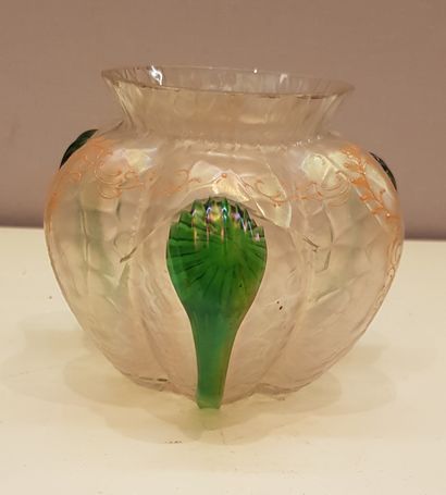 null Vase polylobé en verre irisé et soufflé dans un moule alvéolé.

Décor vert et...