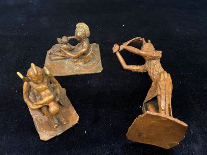 null Lot de trois bronzes figurant des scènes de maternité et de jeu, on y joint...