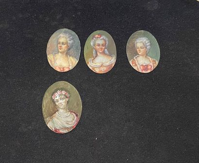 null Lot de quatre miniatures figurants des portraits de femmes