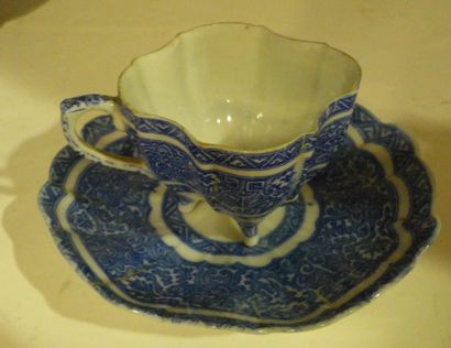 null 
Service à thé en porcelaine composé d'une théière, d'un sucrier, d'un pot à...