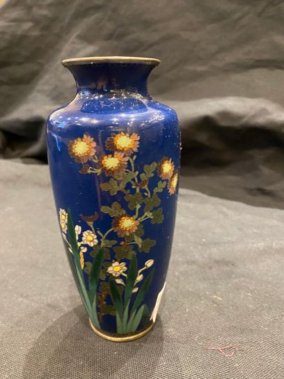 null JAPON

Joli pztit vase en cloisonné à décor de branchages fleuris, monté ar...