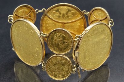 null Bracelet formé de 3 pièces en or de 4 Ducats alternées de 6 pièces de un ducat...