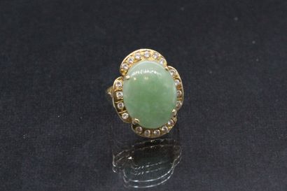 null 
Bague en or jaune 14k (585) ornée d'un cabochon de jade dans un entourage de...