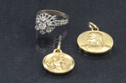 null Lot of 18k (750) yellow and white gold including two baptismal medals and a...