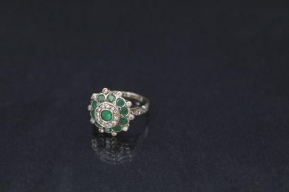 null 18k (750) white gold ring stylizing a flower set with emeralds and small diamonds....