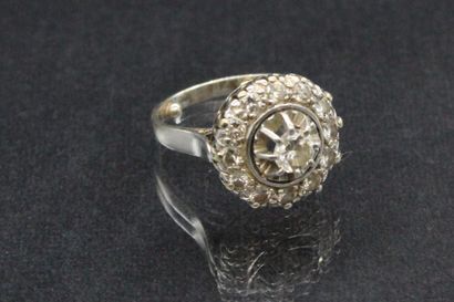 null 
Daisy ring in 18k (750) white gold and platinum set with a diamond in a circle...