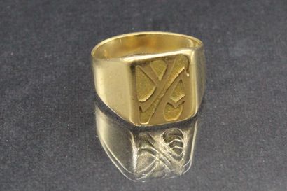 null Chevalière in 18K (750) gold engraved "YA".

Finger size : 65 - Weight : 14.14...