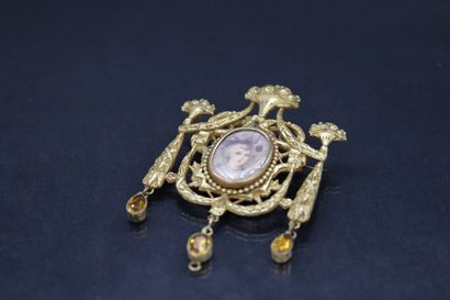 null Pendant brooch decorated with a miniature representing a woman's bust and yellow...