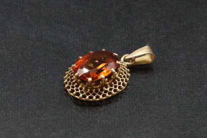 null Pendant in 18K (750) yellow gold with openwork setting adorned with a citrine.

Gross...