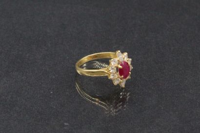 null Daisy ring in 18k (750) yellow gold set with a ruby and diamonds.

Eagle head...