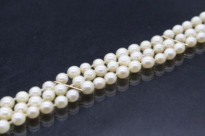 null Bracelet in yellow gold 18k (750) with three rows of cultured pearls. 

Wrist...