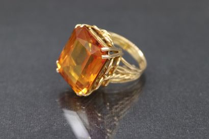 18k (750) yellow gold ring set with a rectangular...