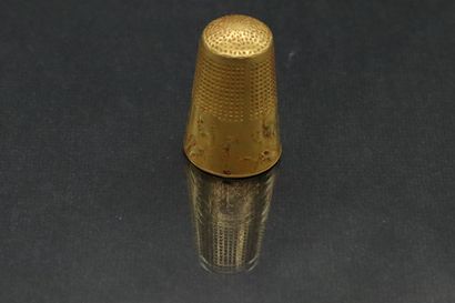 null Thimble in 18k (750) yellow gold showing a group of young seamstresses at work....