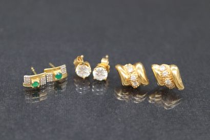 null Lot of four 18k (750) yellow gold ear studs. 

An orphan earring, two fasteners...