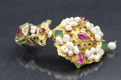 null Yellow gold and metal pendant adorned with rubies, emeralds and baroque pearls....