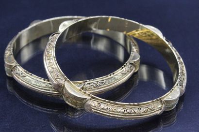 Pair of 18k (750) yellow gold bracelets decorated...