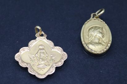 null Lot composed of two medals in yellow gold 18k (750). figuring virgins. Engraved...