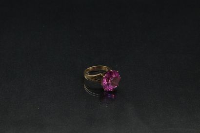 null Ring in 14k (585) yellow gold set with a synthetic pink sapphire.

Finger size...