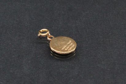 null HERMES Paris

Circular pendant in gilt metal, inscribed "HERMES PARIS", and...