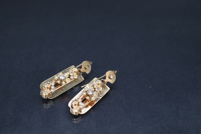 null Pair of 18k (750) yellow gold earrings decorated with flowers and small pearls....