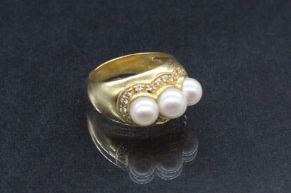 null 18k (750) yellow gold ring set with three cultured pearls? in a circle of small...