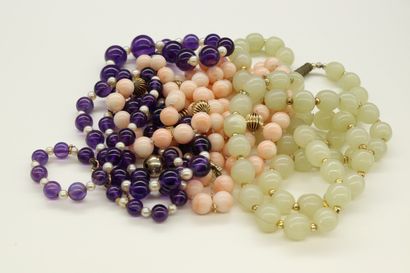 null Lot of gemstone necklace including :

- a necklace in fall pearls of amethyst...