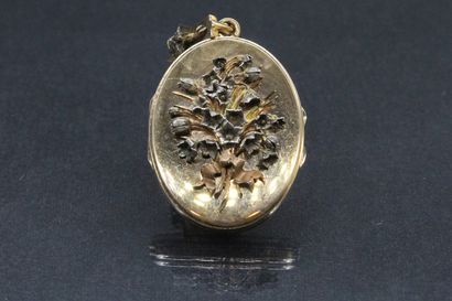 null Wick holder opening in 18k (750) yellow gold, decorated with a bouquet on the...