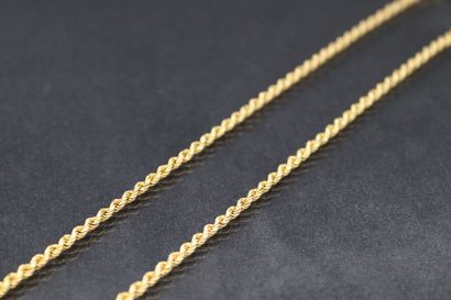 String chain in 18k (750) yellow gold. 

Eagle...