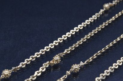 Long necklace in 18k (750) yellow gold. 

Hallmark...