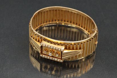 null Bracelet manchette en or jaune 18K (750) orné d'une bande ondulée et d'un motif...