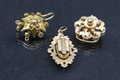 18k (750) yellow gold lot including two pendants...