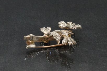 null Brooch in 18K (750) white gold paved with diamonds representing a flower.

Gross...