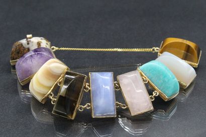 null 
Bracelet in 9k yellow gold (375) decorated with hard stones.

Wrist circumference:...