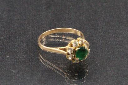 null Bague marguerite en or jaune 18k (750) ornée d'une émeraude ronde dans un entourage...