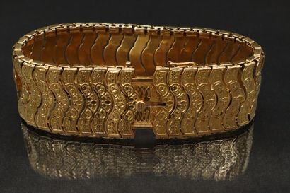 null Ribbon bracelet with flat mesh in 18k (750) yellow gold. 

Eagle head hallmark.

Hallmark...